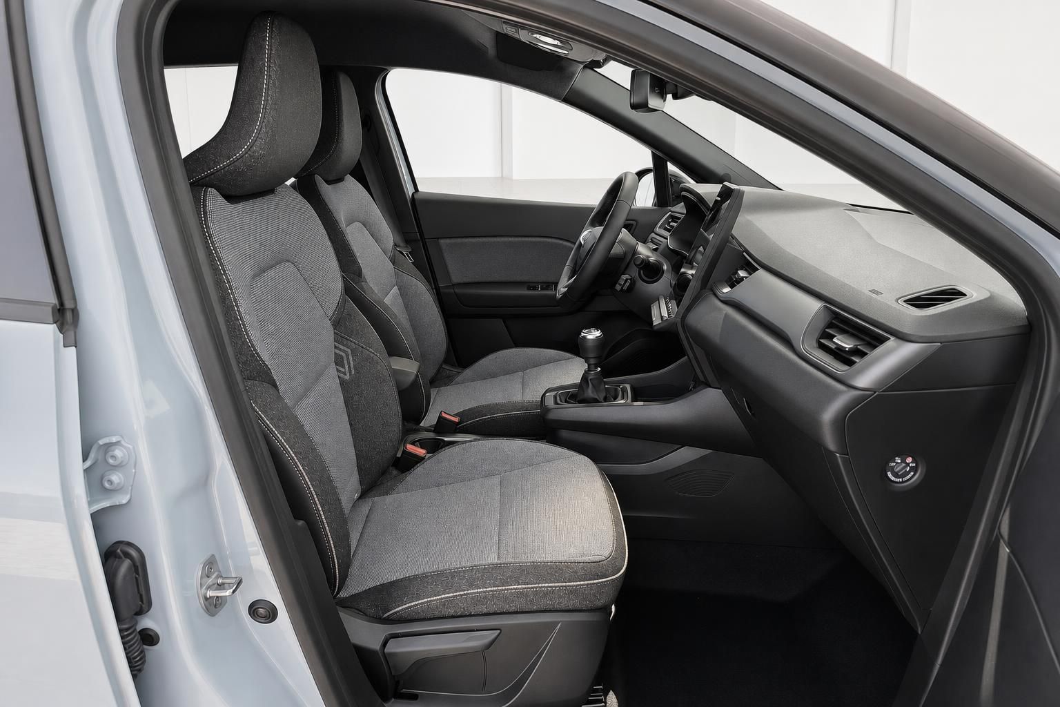 Vordersitze und Armaturenbrett im Renault Innenraum