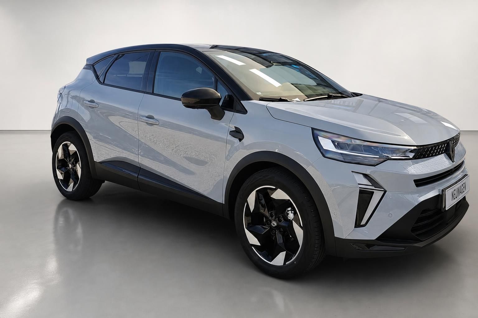 Renault Captur grau, Frontansicht schraeg im Studio
