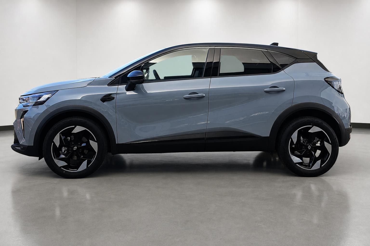 Renault Captur grau, Seitenansicht komplett im Studio