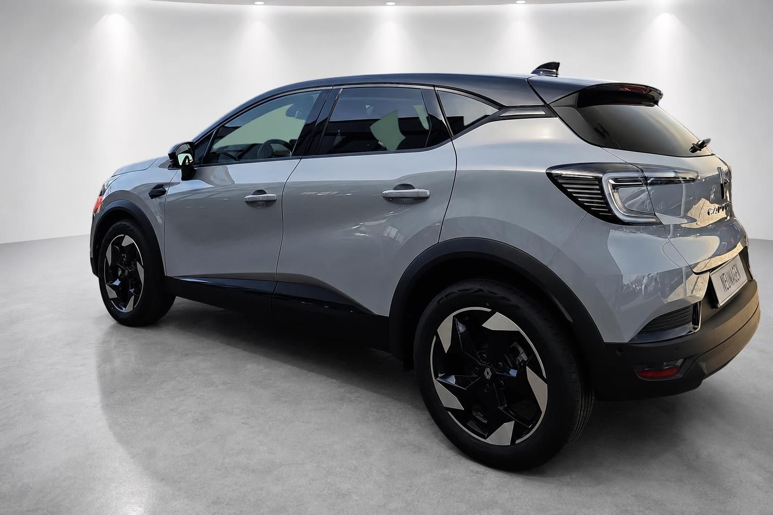 Renault Captur grau, Heckansicht seitlich im Studio