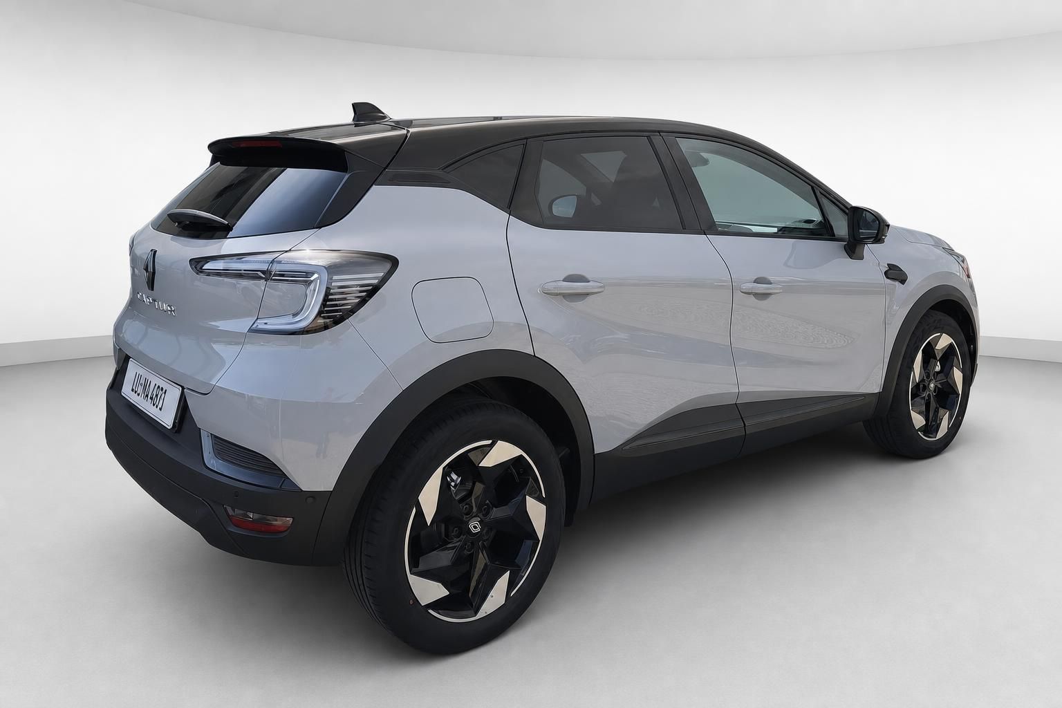 Renault Captur in Silber, Heckansicht schraeg von der Seite im Studio