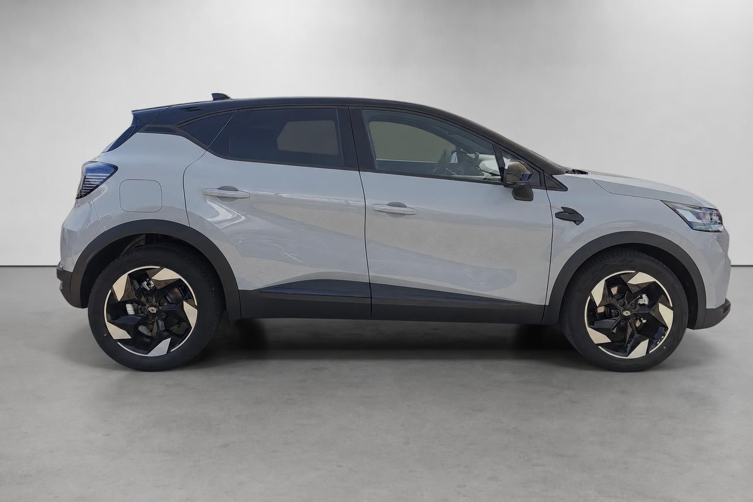 Renault Captur Seitenansicht in Silber mit schwarzem Dach im Studio