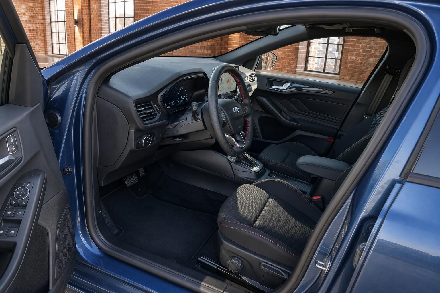 Ford Focus Innenraum Fahrerseite mit geöffneter Tür, Lenkrad und Fahrersitz in Schwarz