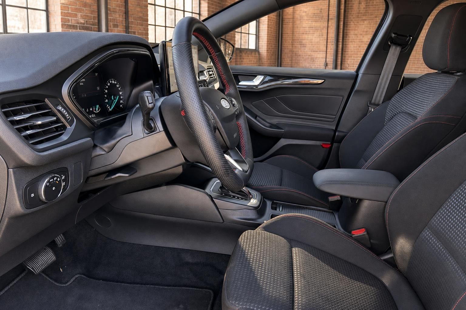 Ford Focus Cockpit Fahrerseite mit Lenkrad, Automatikgetriebe und schwarzen Sportsitzen