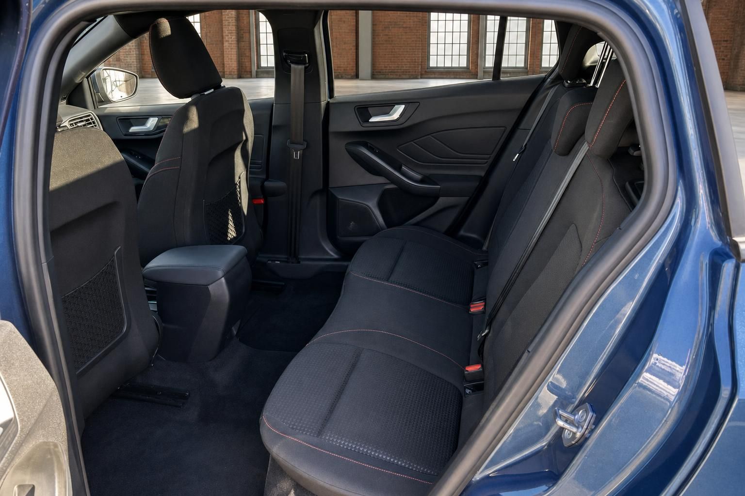 Ford Focus Innenraum Rücksitzbank schwarz mit roten Ziernähten und Mittelarmlehne