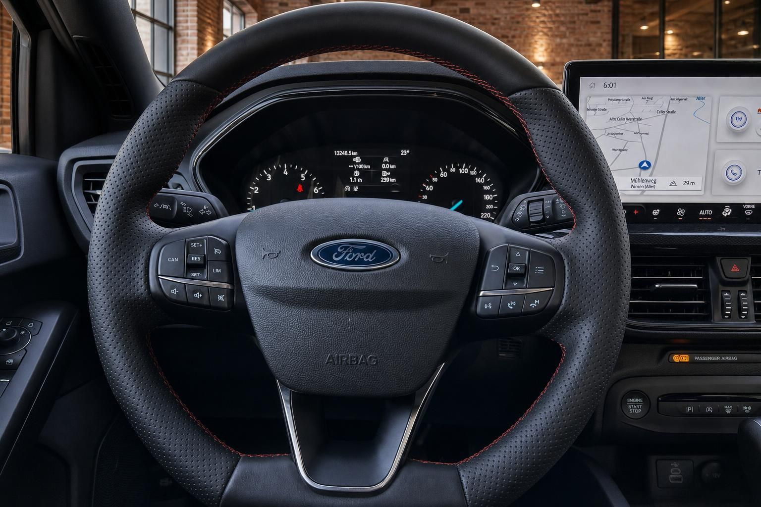 Ford Focus Lenkrad mit Multifunktionstasten, Tacho und Navigationsdisplay im Hintergrund