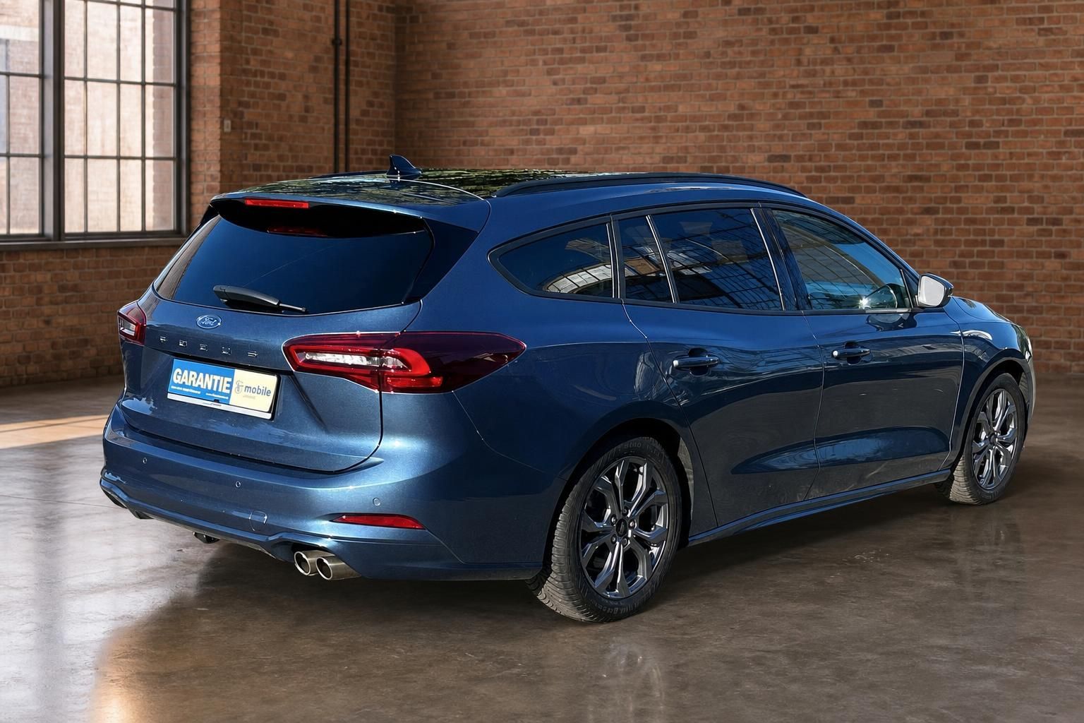 Ford Focus Turnier Kombi blau Heckansicht schräg mit Doppelendrohr – Gebrauchtwagen Garantie