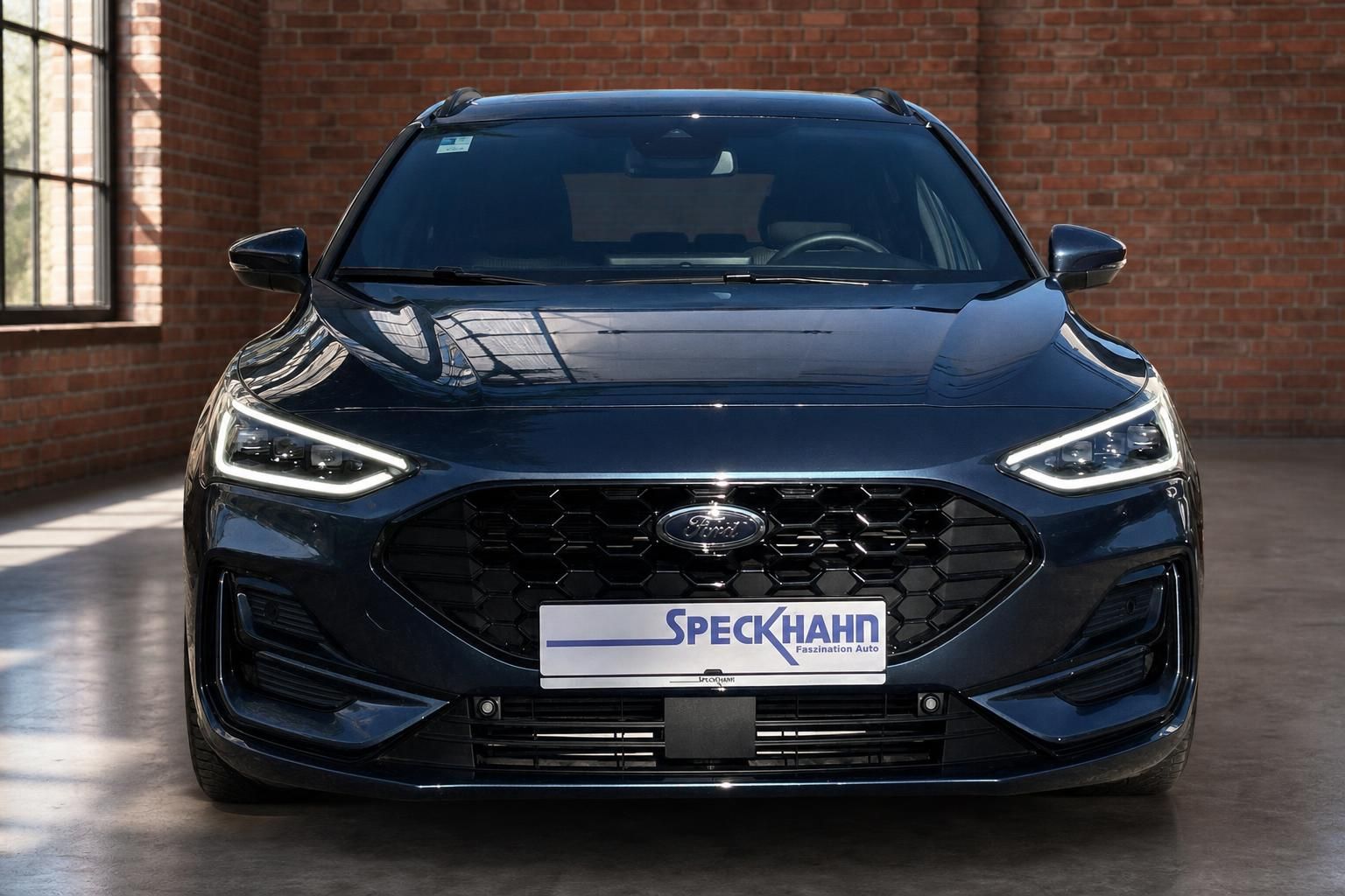 Ford Focus ST-Line Turnier dunkelblau Frontansicht mit LED-Scheinwerfern beim Autohaus Speckhahn