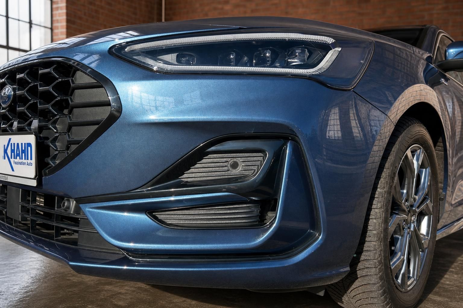 Ford Focus ST-Line blau Frontpartie Nahaufnahme mit LED-Scheinwerfer und Kühlergrill