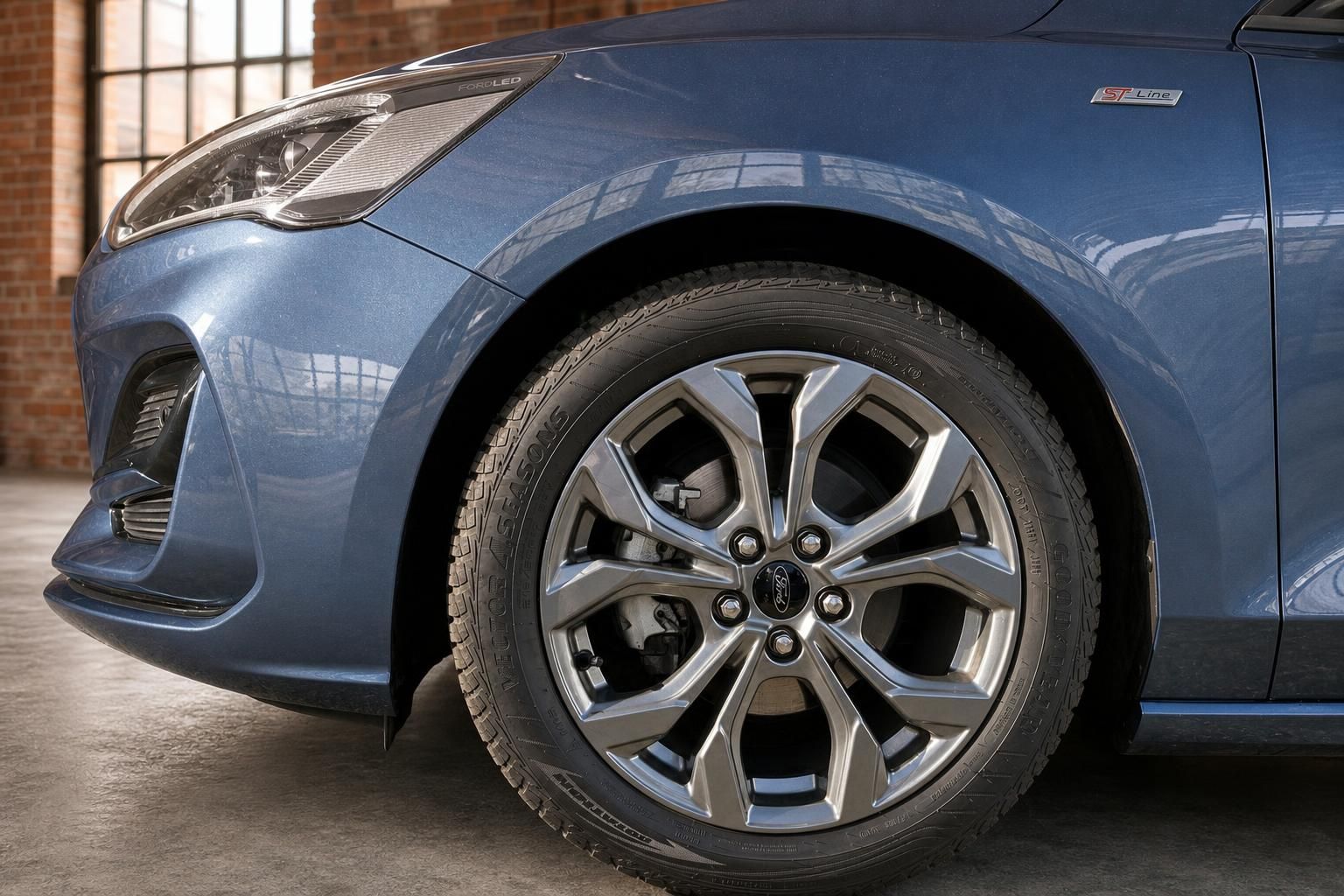 Ford Focus ST-Line blau Alufelge mit Michelin Ganzjahresreifen Detailansicht vorne links