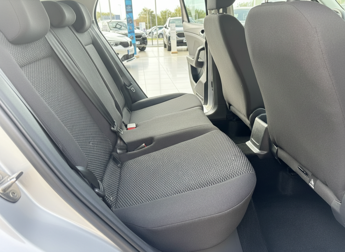 Grauer PKW Innenraum Rücksitzbank mit schwarzem Stoffbezug in Autohaus