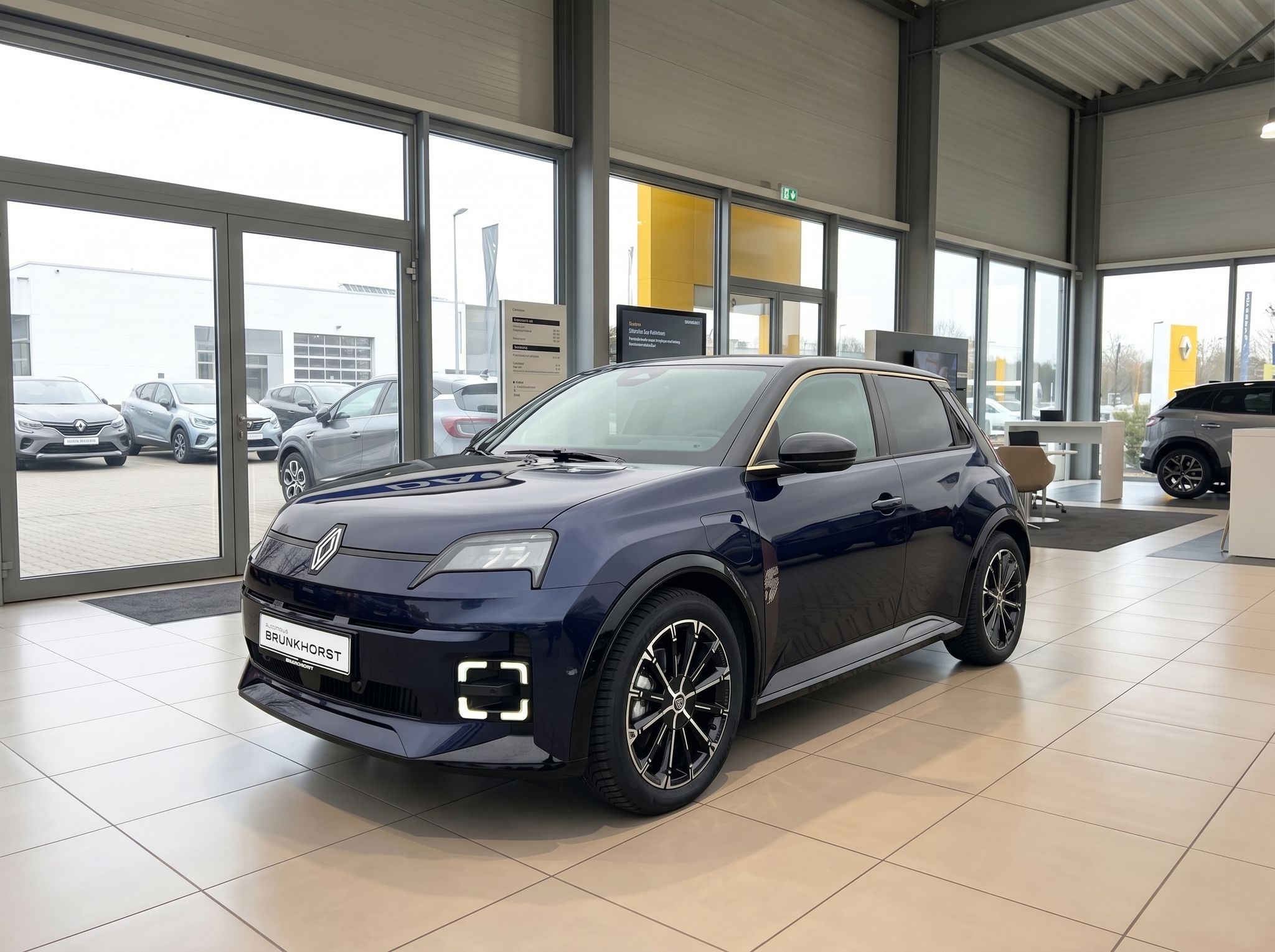 Renault SUV dunkelblau im Autohaus Showroom mit LED-Tagfahrlicht und Leichtmetallfelgen