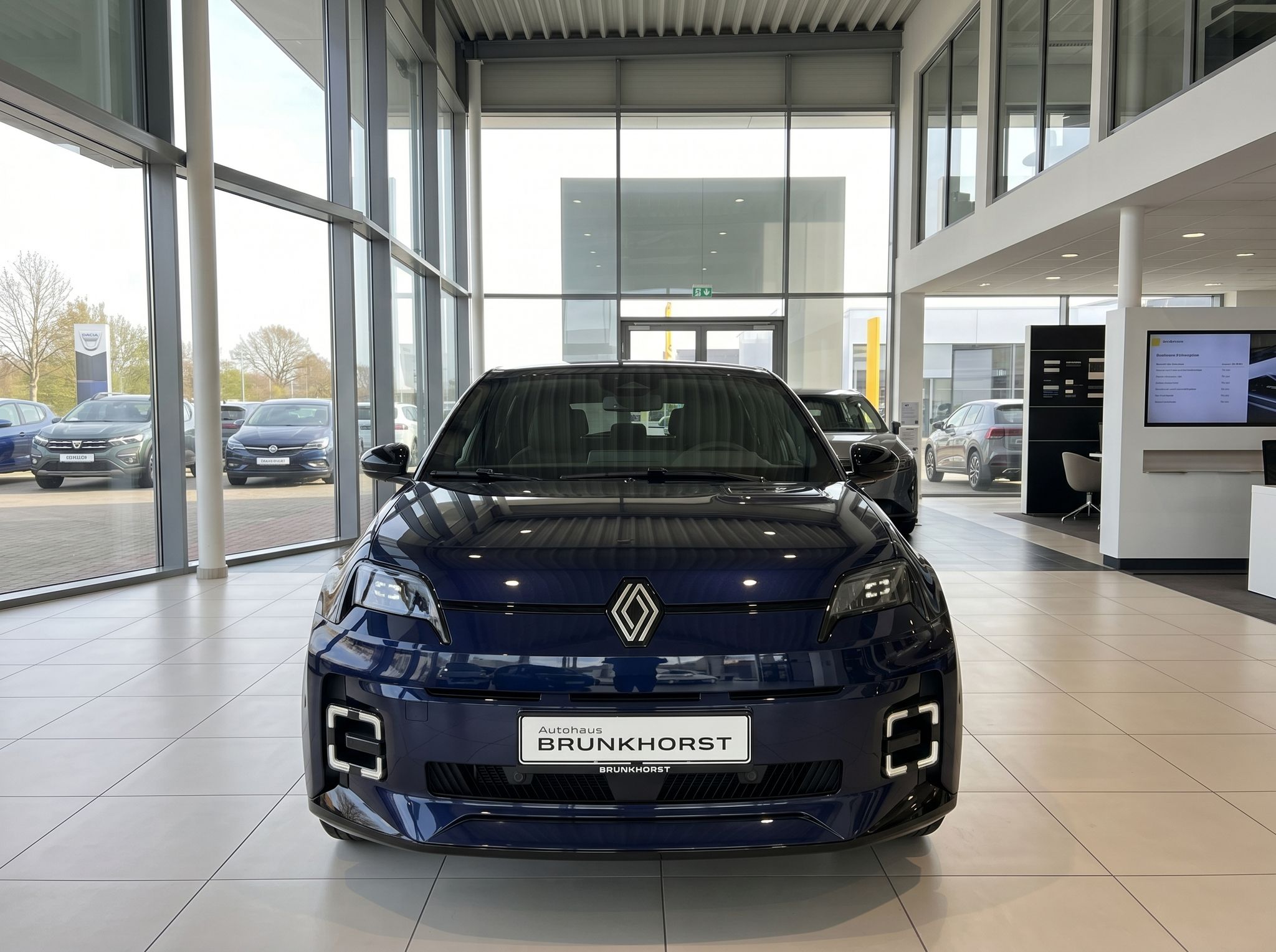 Renault Elektrofahrzeug Frontansicht dunkelblau mit LED-Tagfahrlicht im modernen Autohaus