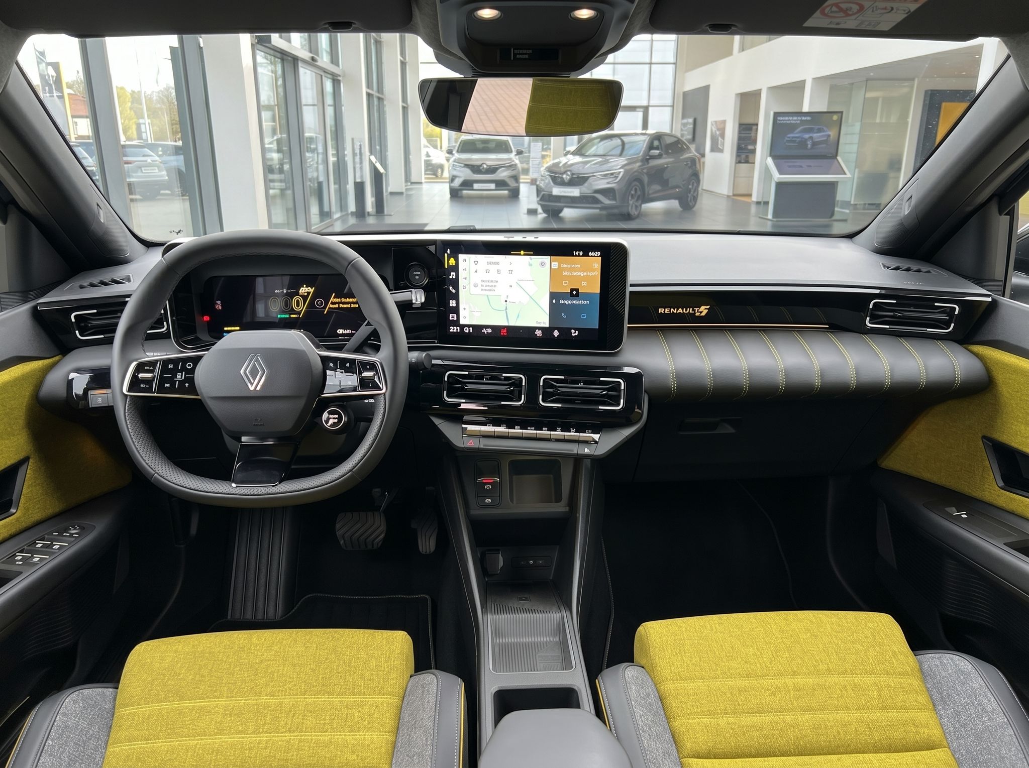 Renault Innenraum mit gelbem Interieur und modernem Touchscreen-Display im Autohaus