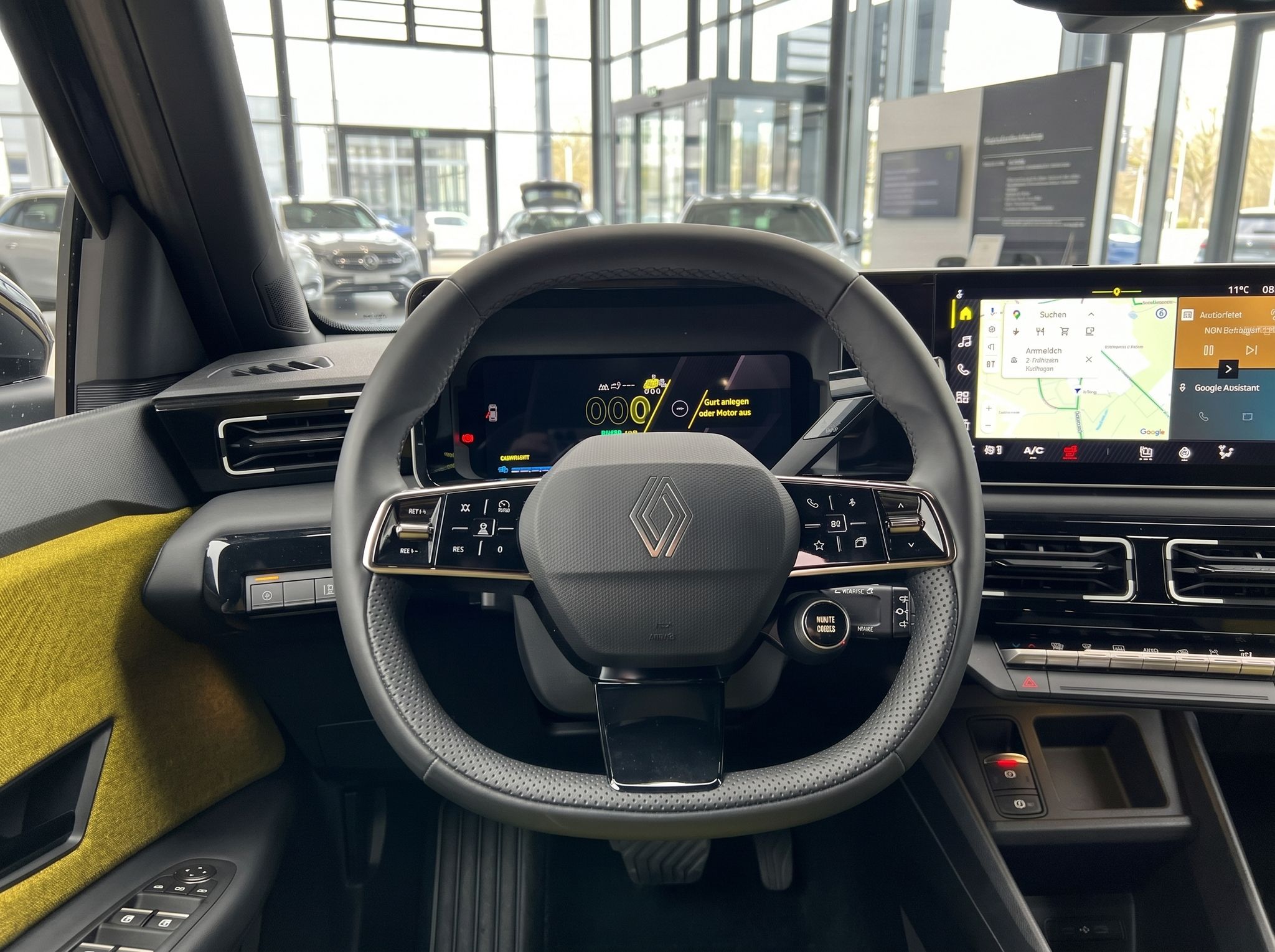 Renault Cockpit-Ansicht mit Lenkrad, digitalem Armaturenbrett und Navigationssystem