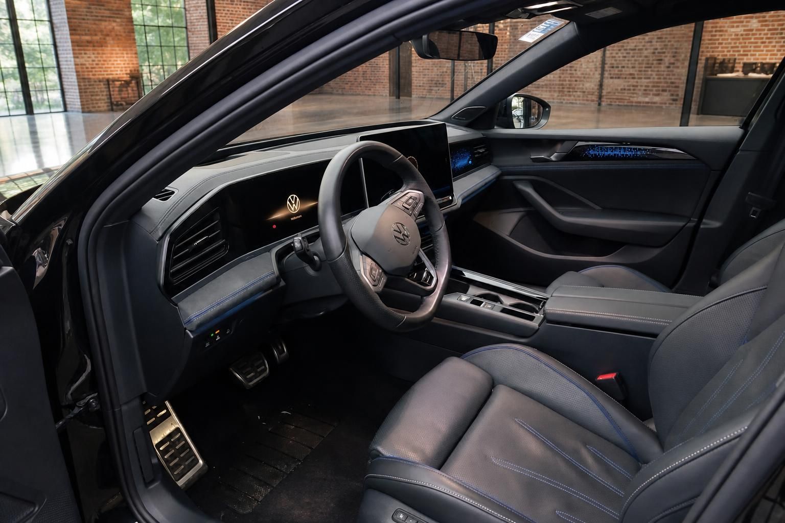 VW Innenraum Fahrersitz mit Multifunktionslenkrad, digitalem Cockpit und schwarzem Leder