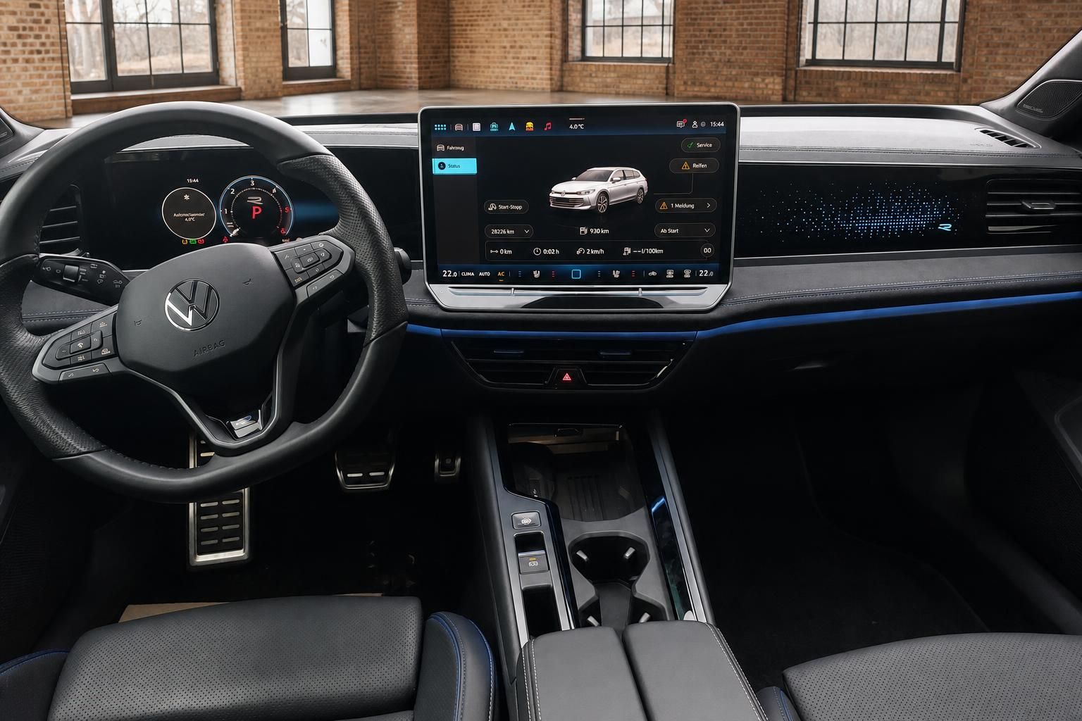 VW Cockpit mit digitalem Kombiinstrument, Lenkrad und großem Infotainment-Touchscreen