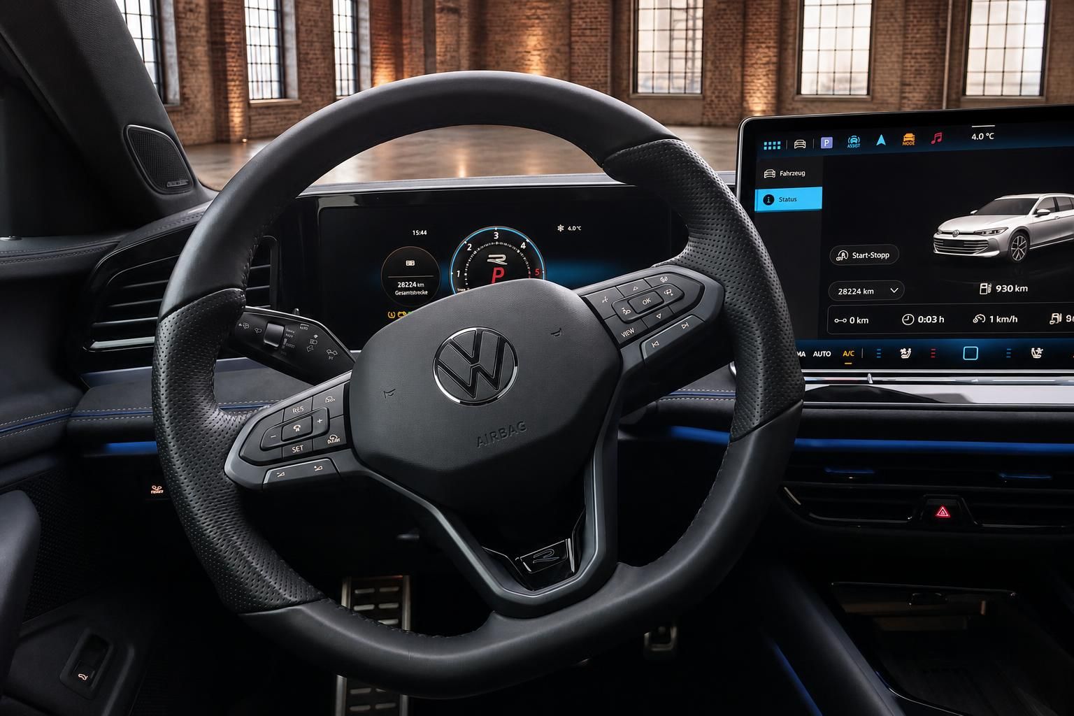 VW R-Line Lenkrad mit Multifunktionstasten und digitaler Instrumentenanzeige im Hintergrund