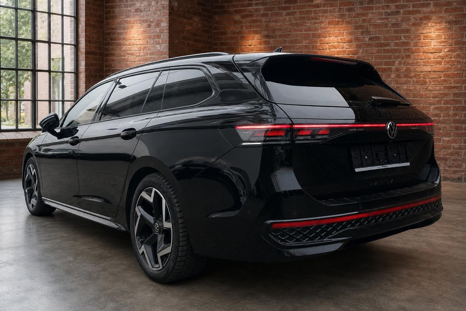 VW Passat Variant schwarz Dreiviertel-Heckansicht links mit LED-Rückleuchten und Sportfelgen