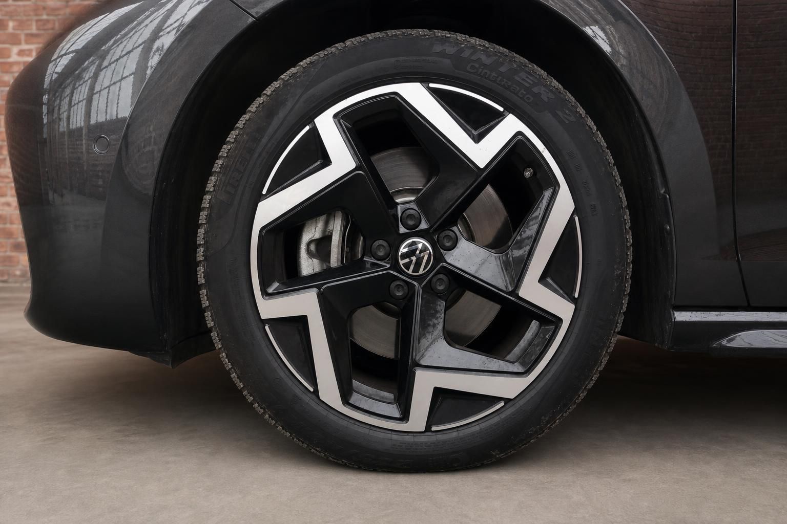 VW Alufelge schwarz-poliert mit Winterreifen Nahaufnahme – Volkswagen Felgendetail
