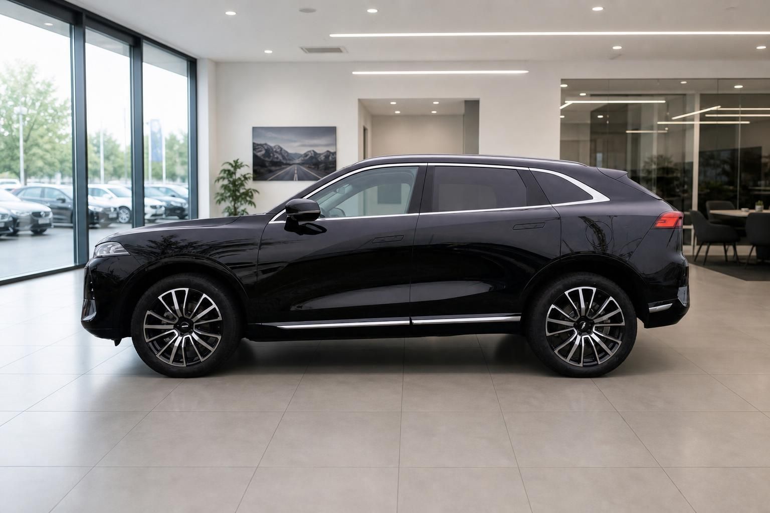 Schwarzer SUV Seitenansicht links im modernen Autohaus Showroom mit Leichtmetallfelgen