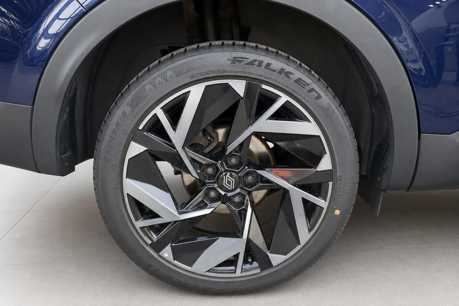 Detailaufnahme Alufelge mit Falken-Reifen eines blauen Fahrzeugs - moderne Speichenoptik