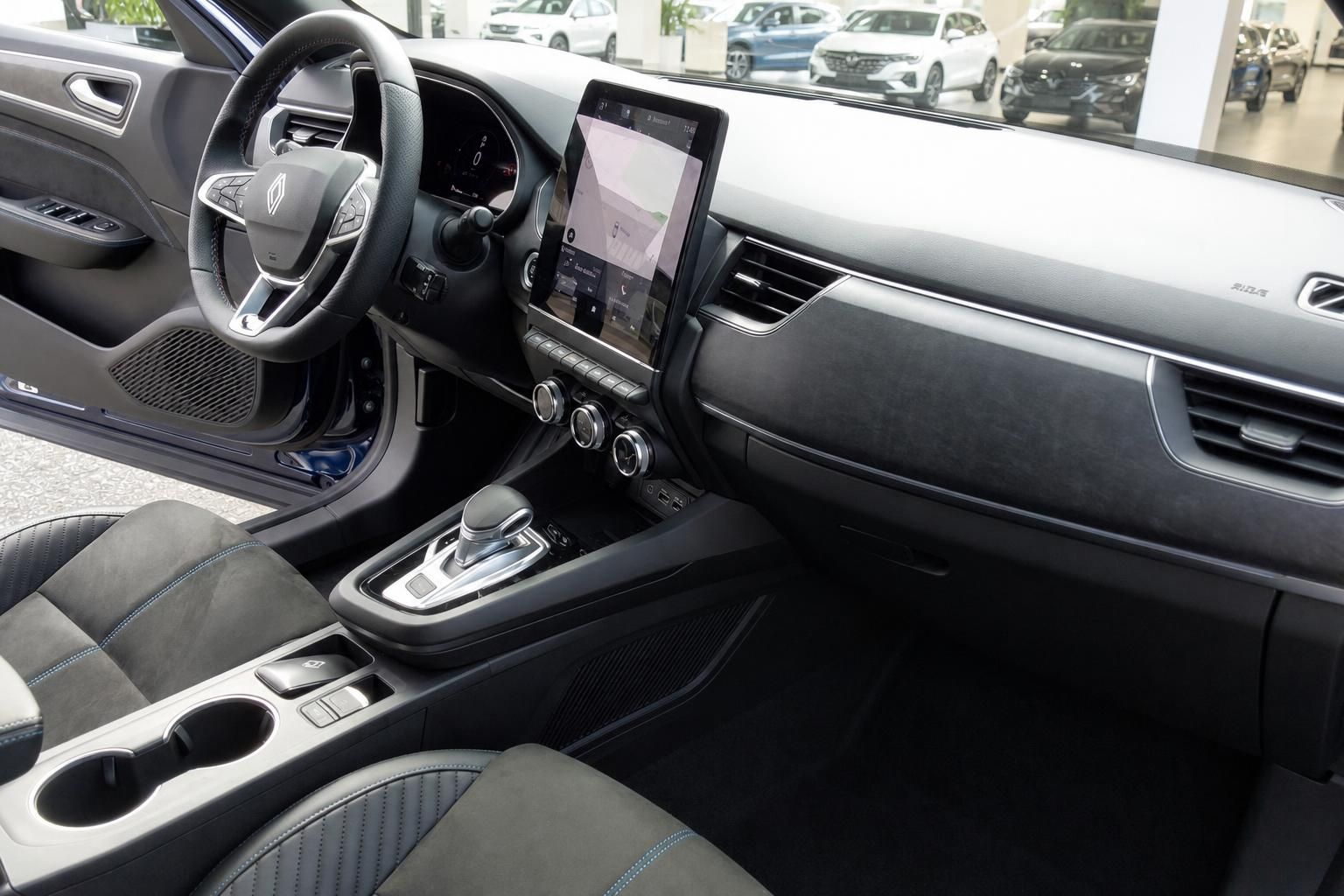 Armaturenbrett mit Touchscreen-Display und modernem Cockpit - Innenraumansicht