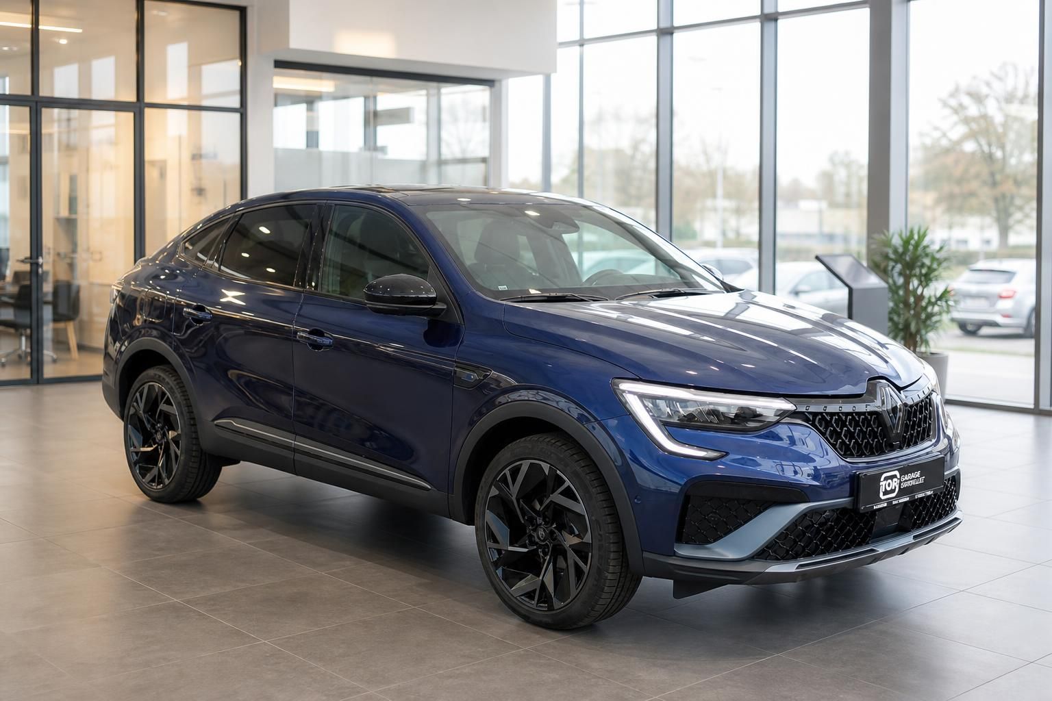 Renault Arkana SUV-Coupé in blau, Frontansicht im Autohaus-Showroom