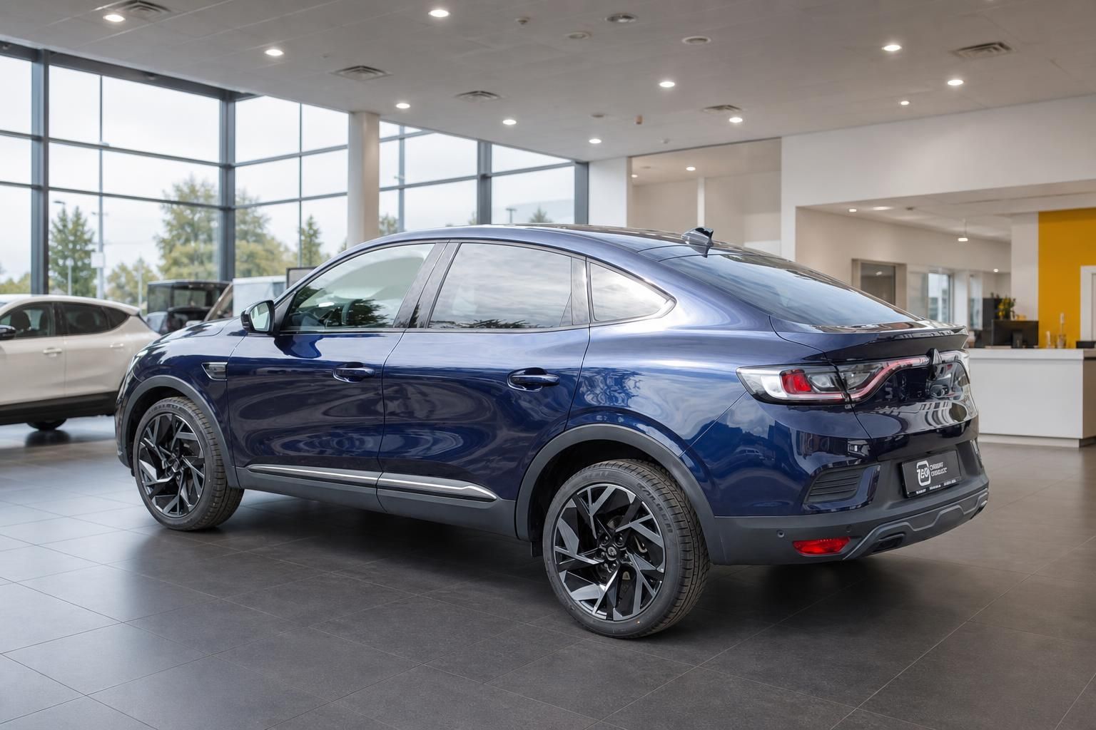 Renault Arkana SUV-Coupé in blau, Dreiviertelansicht hinten im Autohaus