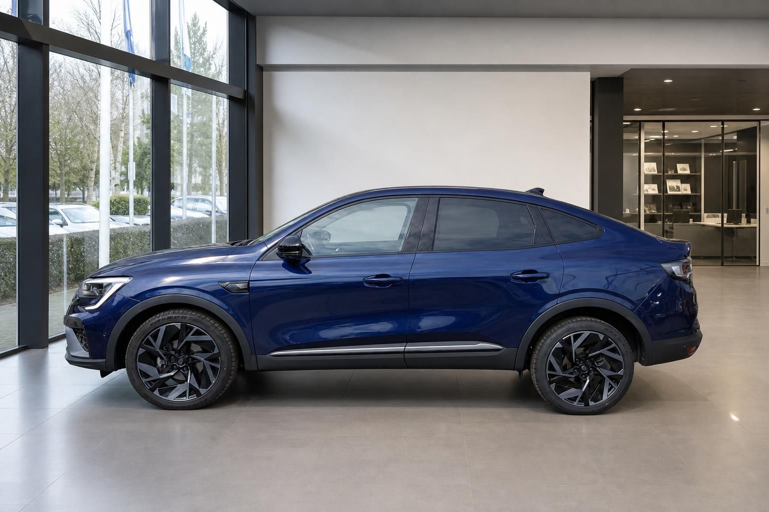 Renault Arkana SUV-Coupé in blau, Seitenansicht im Autohaus-Showroom