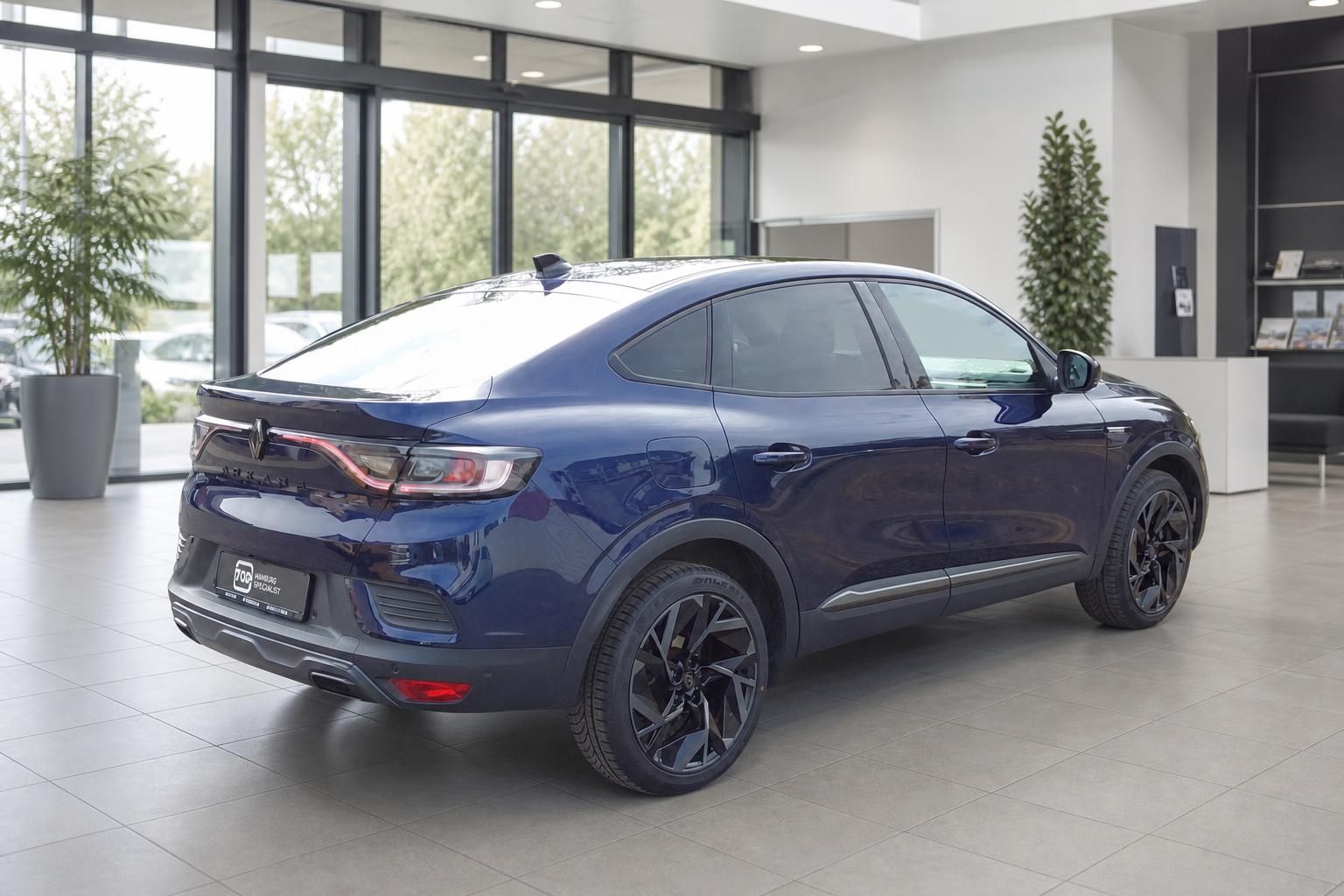 Renault SUV-Coupe blau metallic Heckansicht im Autohaus Showroom mit schwarzen Felgen