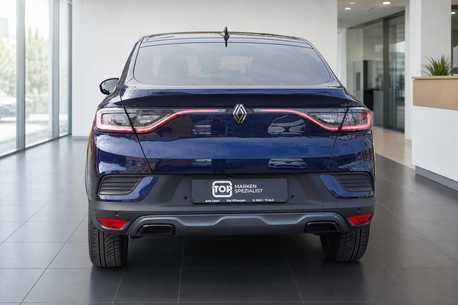 Renault SUV-Coupe blau metallic Heckansicht mit LED-Rückleuchten und Kennzeichenhalter