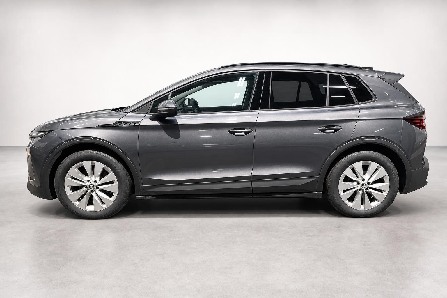 Skoda Elroq SUV in Grau, Seitenansicht im Studio