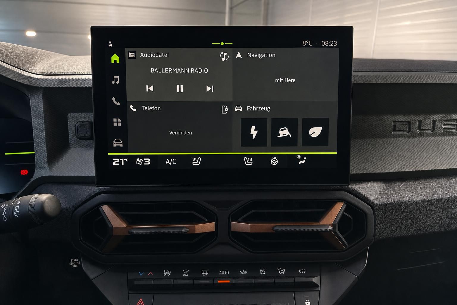 Fahrzeug-Infotainmentsystem mit Navigationsdisplay und Klimaanlagen-Bedienfeld im Armaturenbrett