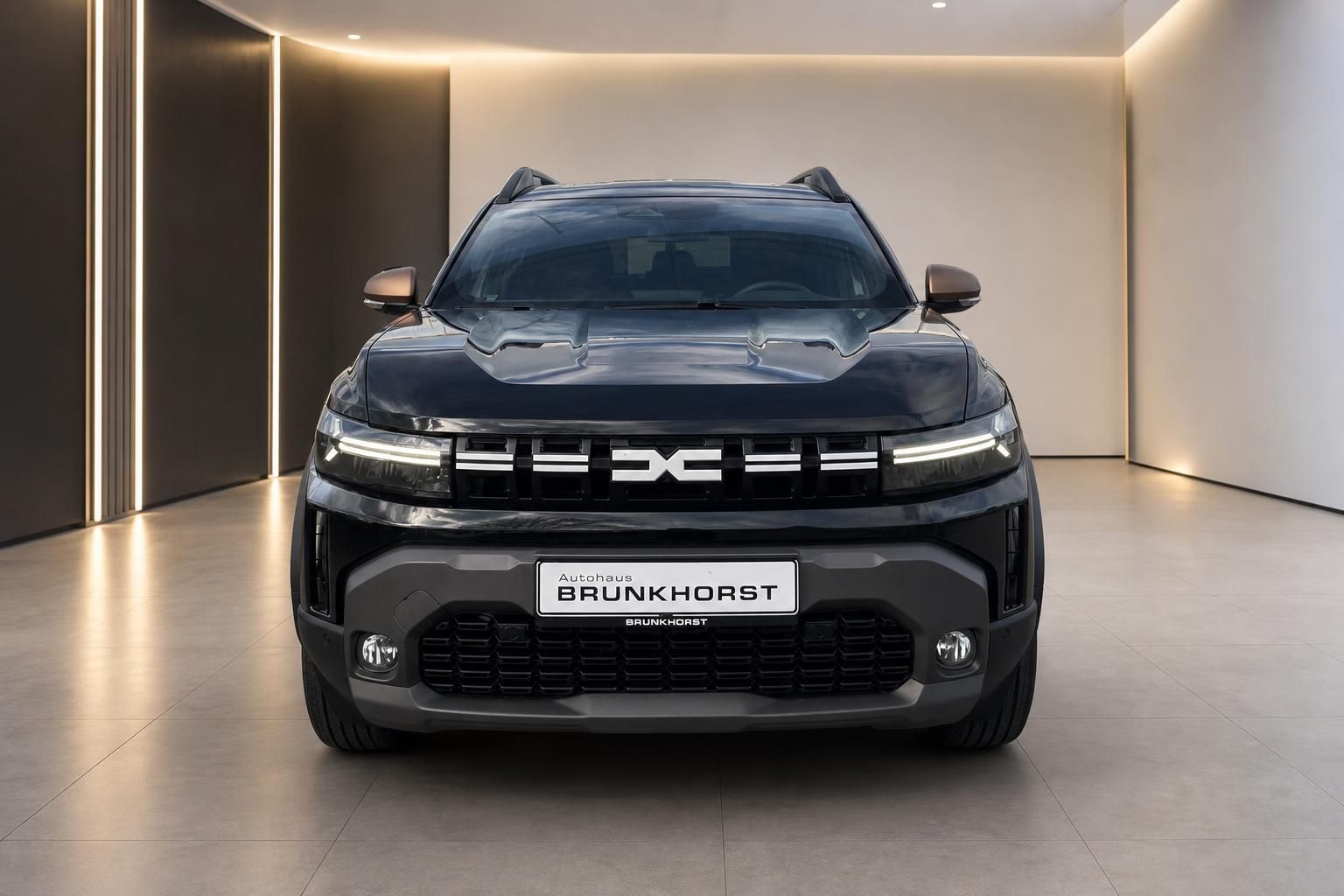 Dacia Duster SUV Frontansicht in dunkelblau im Autohaus Brunkhorst Showroom