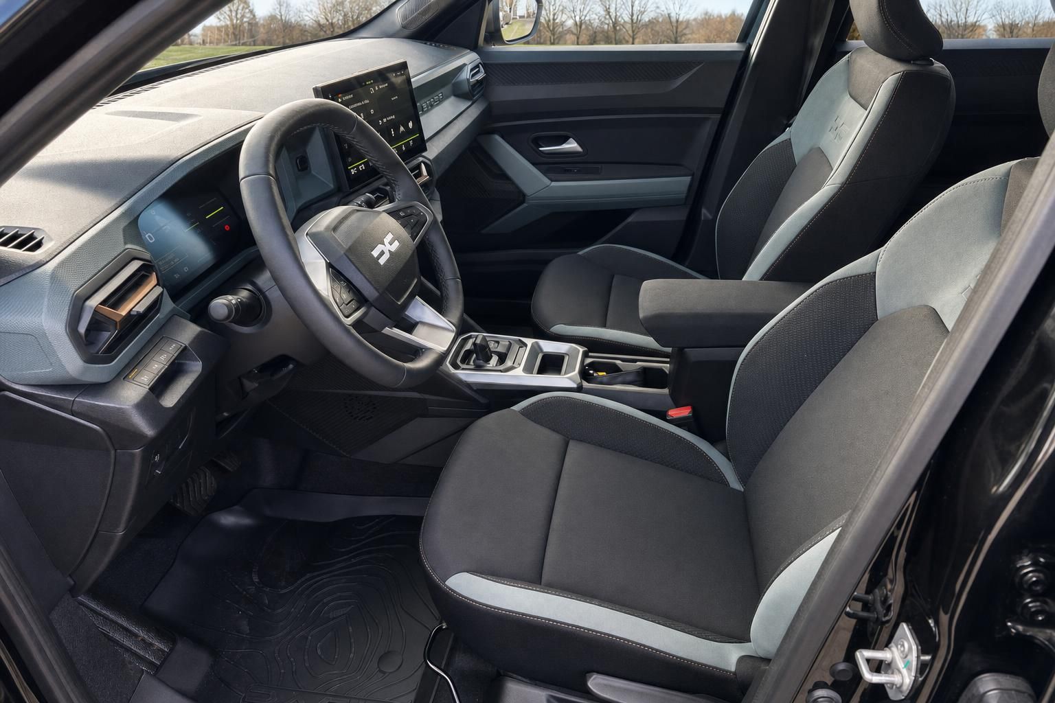 Dacia Duster Fahrersitz und Cockpit mit Lenkrad, Infotainment und hochwertiger Polsterung