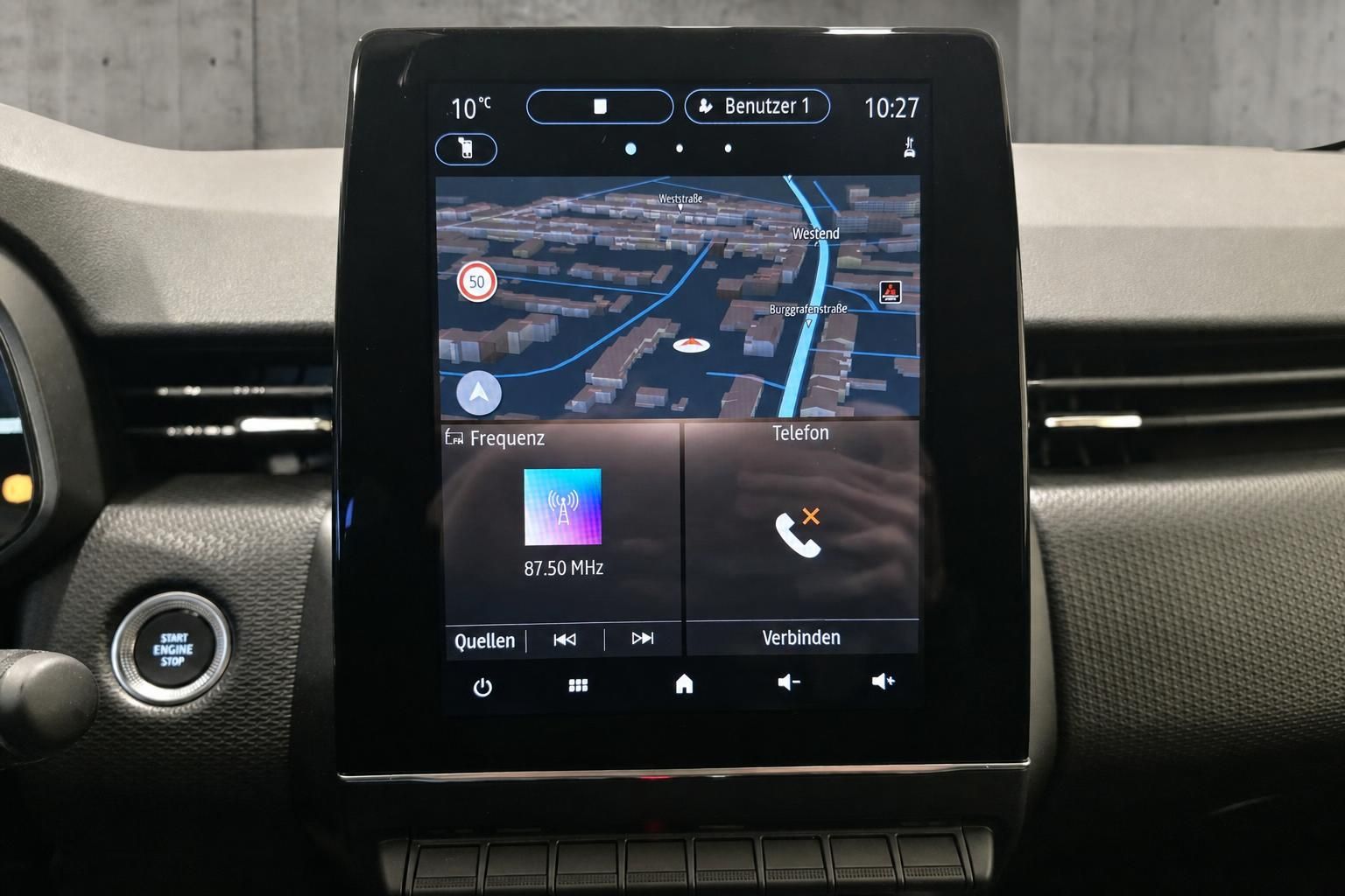 Navigationssystem und Multimedia-Display im Mitsubishi Cockpit