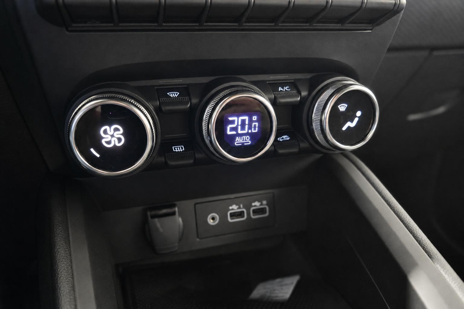 Klimaautomatik und USB-Anschluesse im Mitsubishi Innenraum