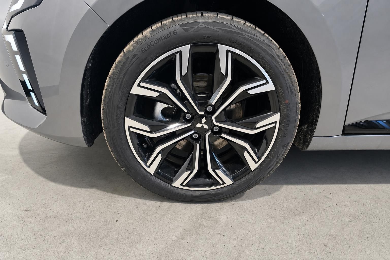 Detailansicht Leichtmetallfelge des Mitsubishi mit Mitsubishi-Logo