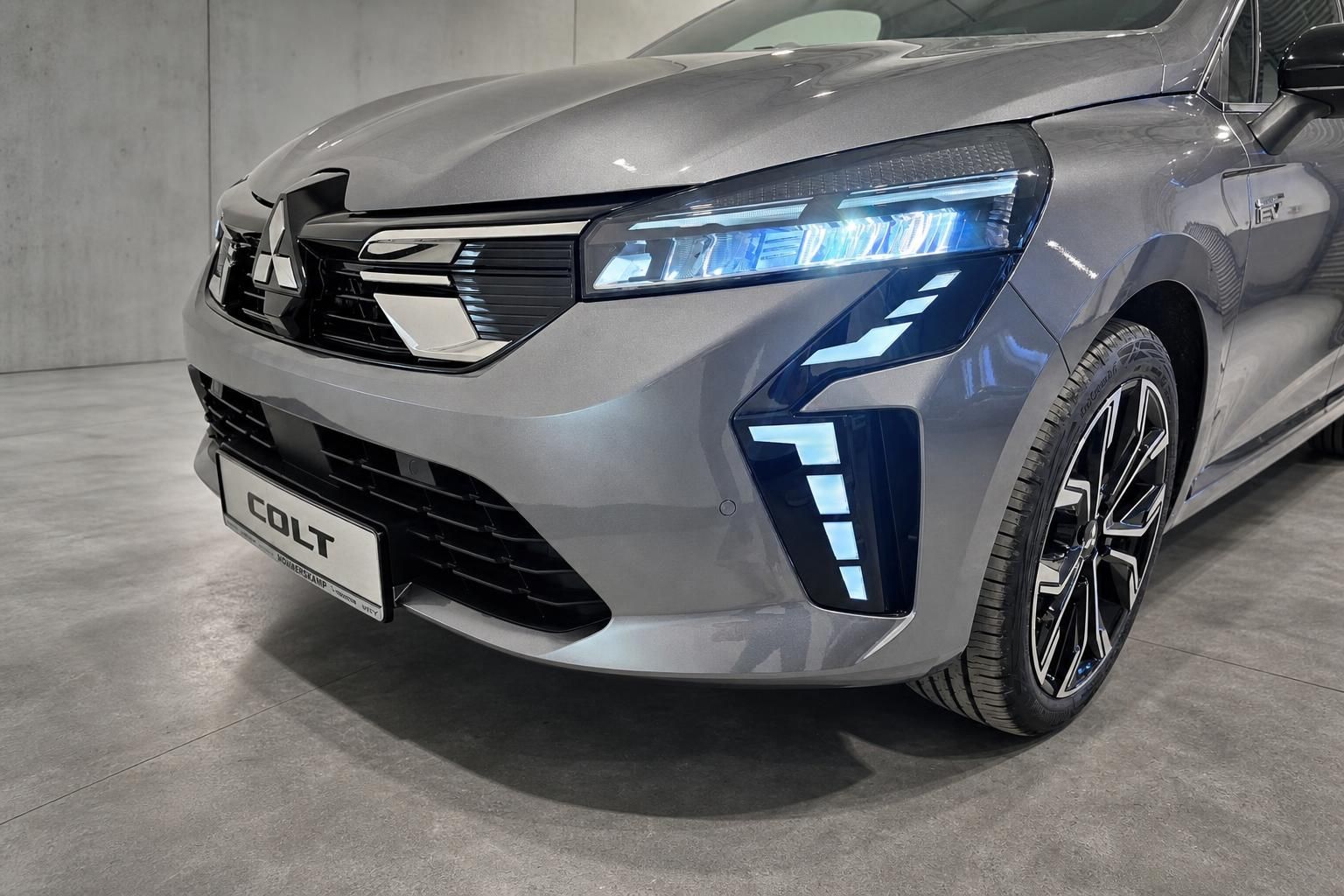 Mitsubishi Colt Frontansicht mit LED-Scheinwerfer und Kennzeichen