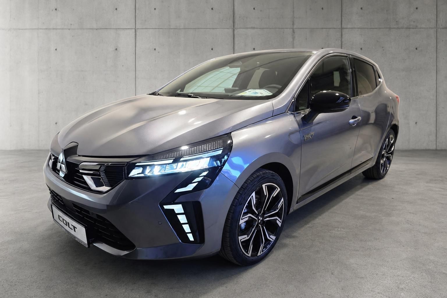 Mitsubishi Colt in Grau, Frontansicht mit LED-Scheinwerfern