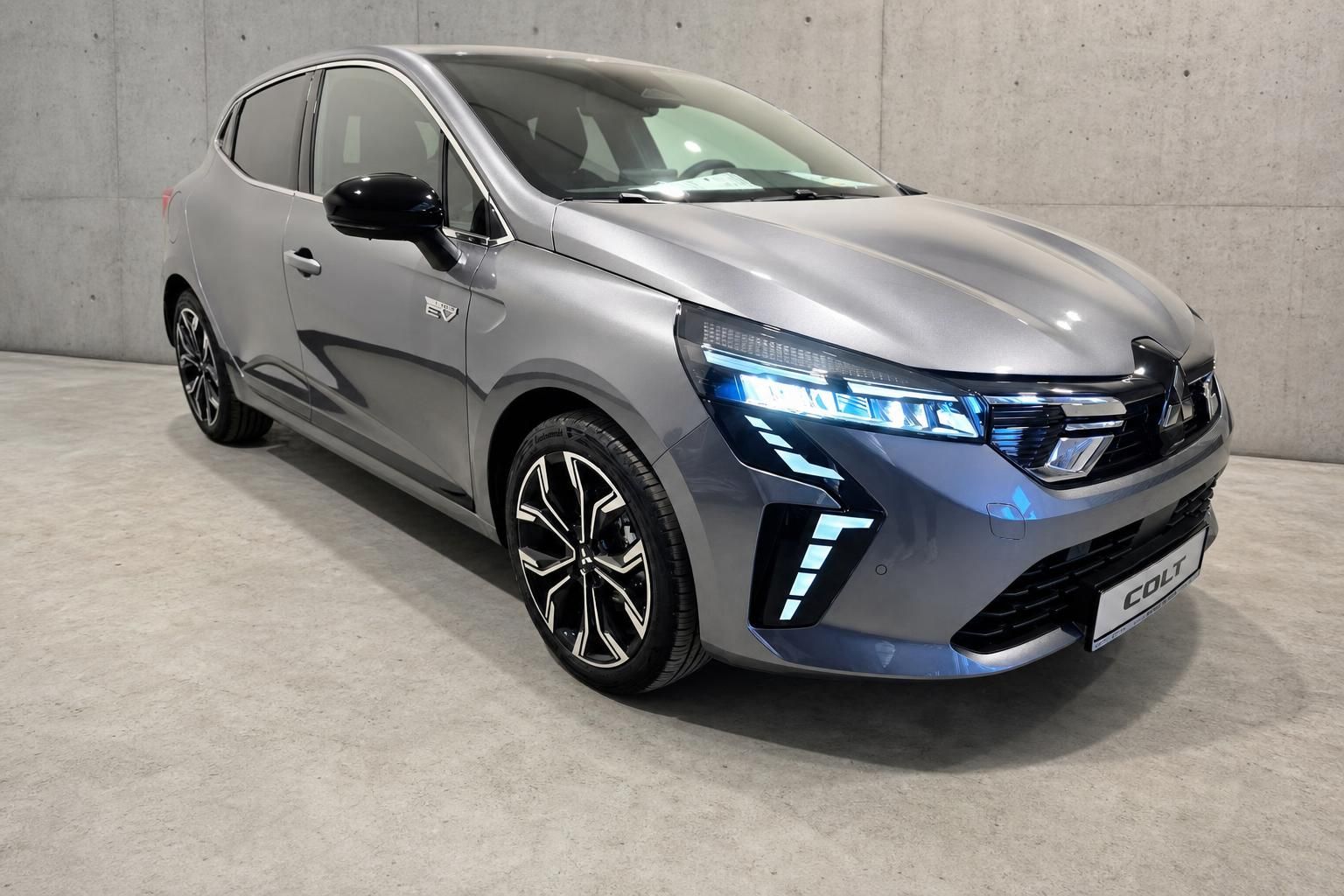 Mitsubishi Colt grau metallic, Seitenansicht von vorne