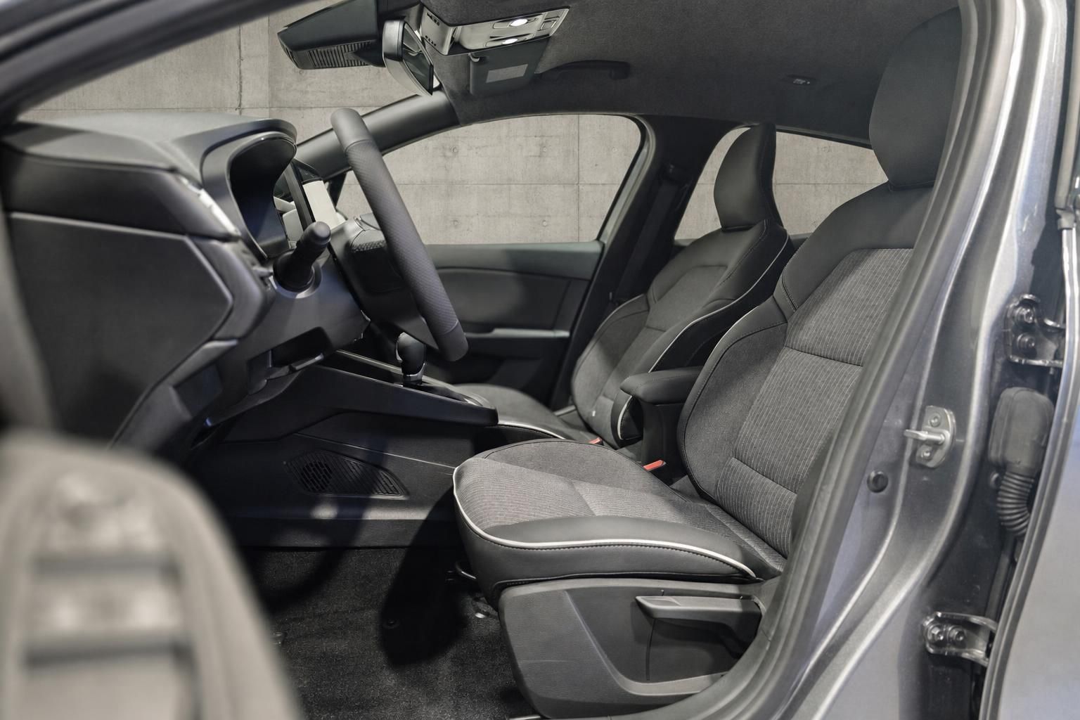Mitsubishi Colt Innenraum, Vordersitze und Fahrerbereich