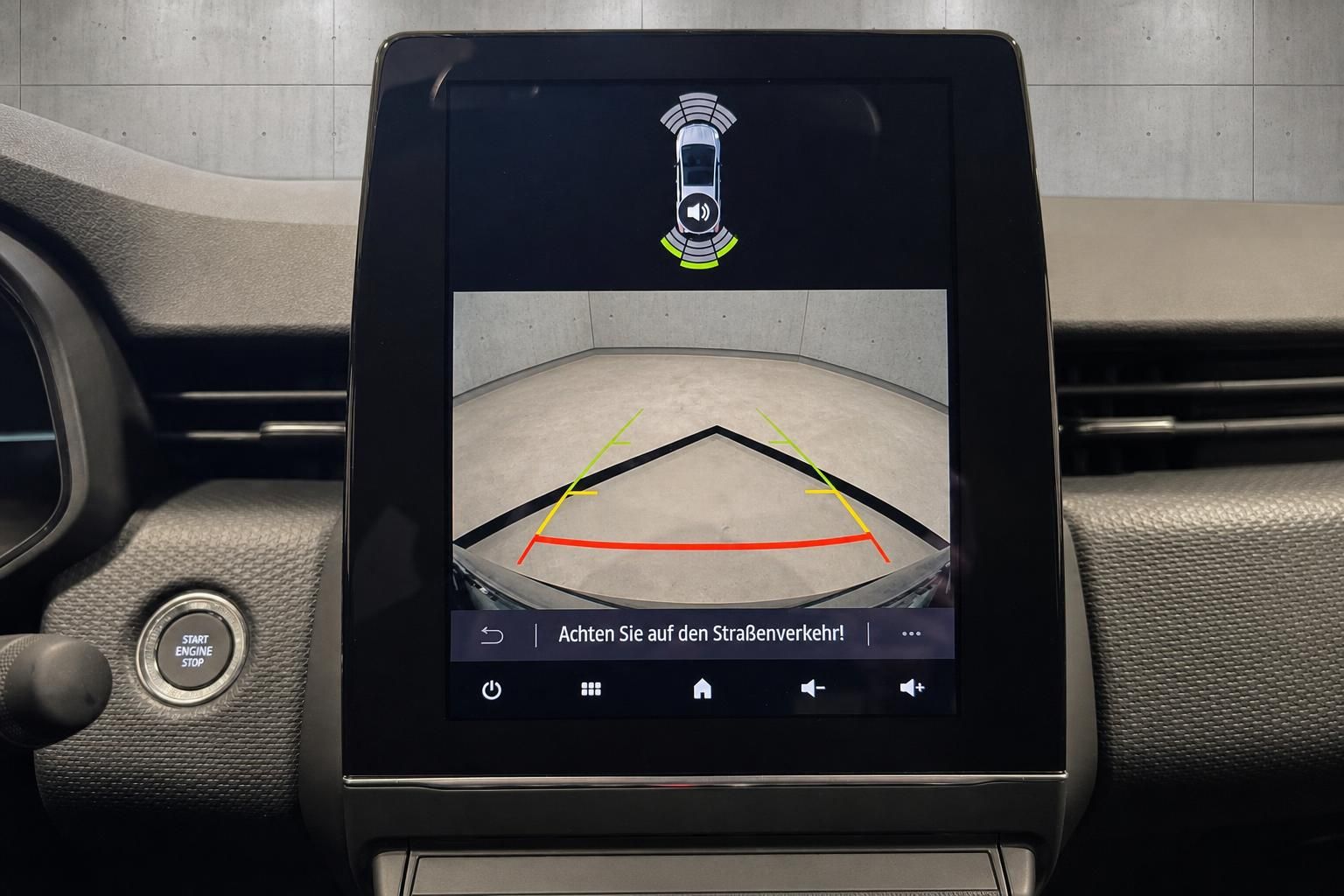 Touchscreen mit Rückfahrkamera und Einparkhilfe im Mitsubishi Colt Innenraum