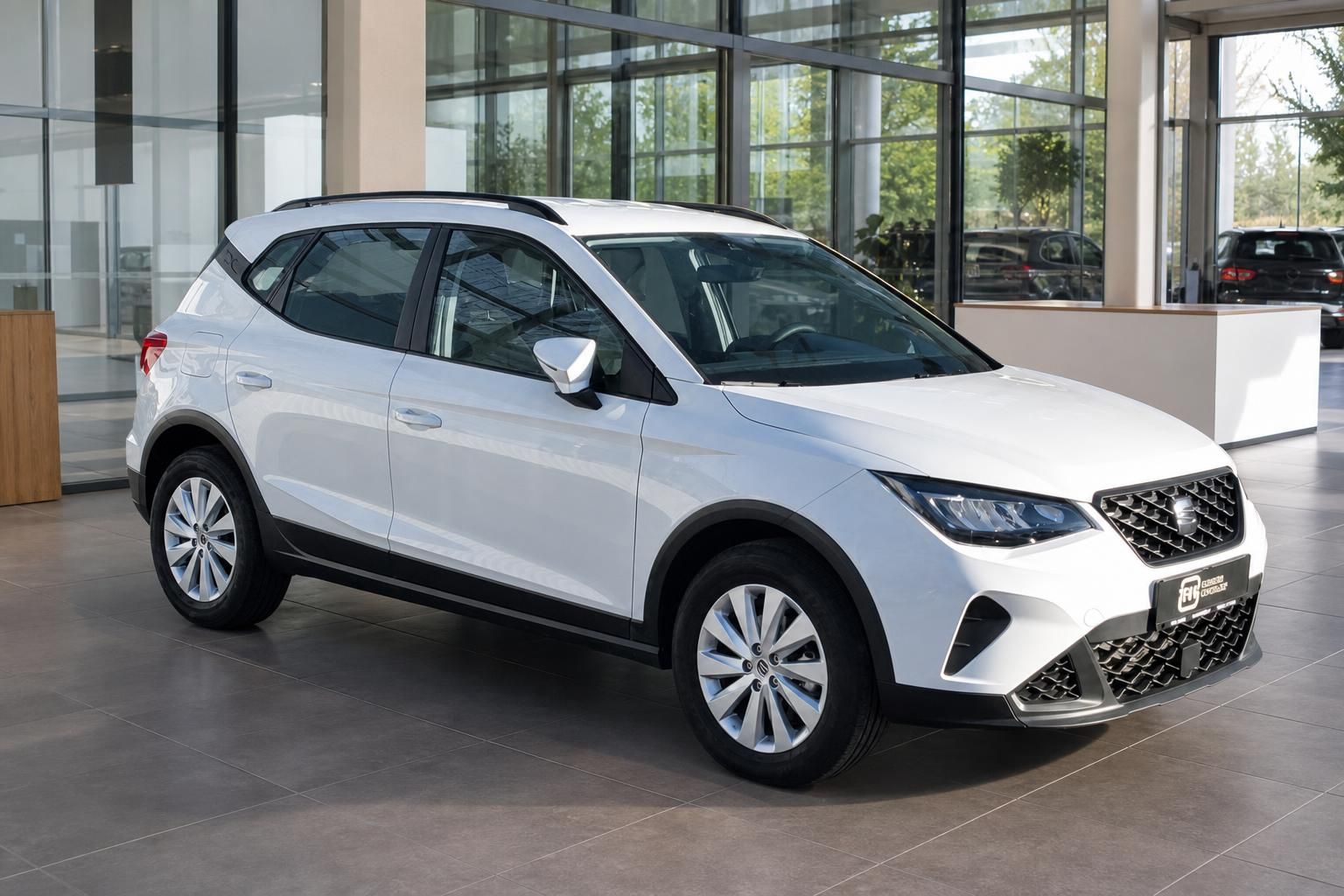 SEAT Arona weißer Kompakt-SUV Dreiviertel-Frontansicht im Autohaus