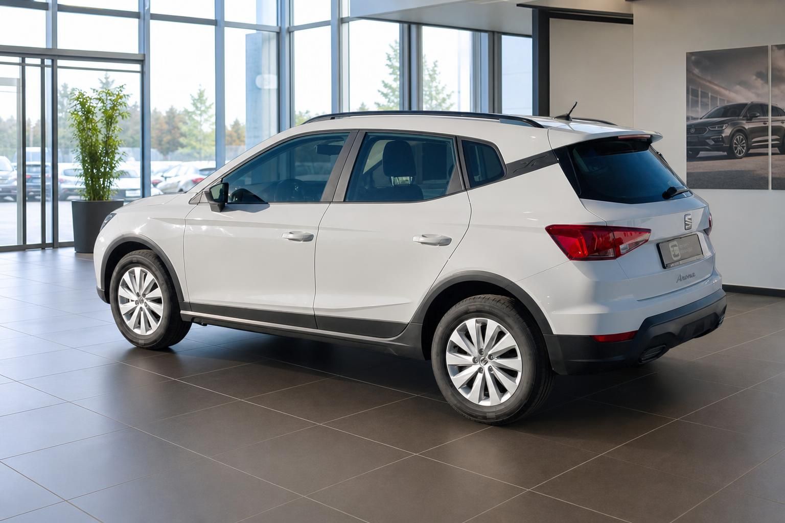 SEAT Arona weißer SUV Heckansicht im modernen Autohaus Showroom