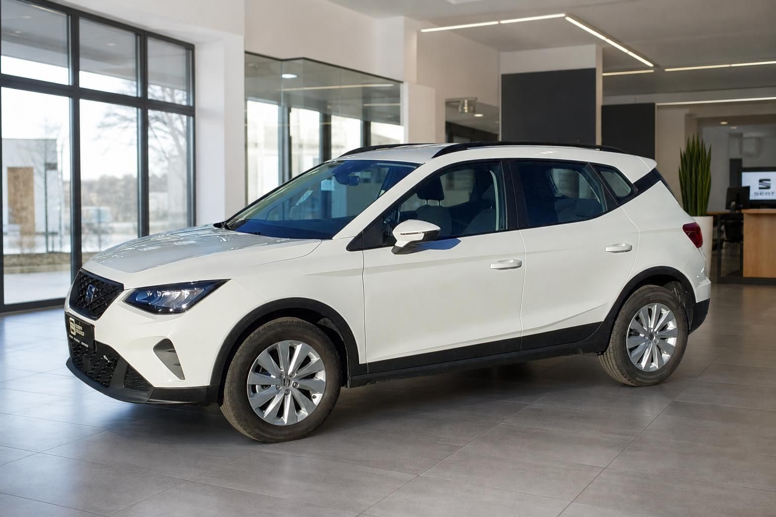 SEAT Arona weißer SUV Seitenansicht im Autohaus Showroom
