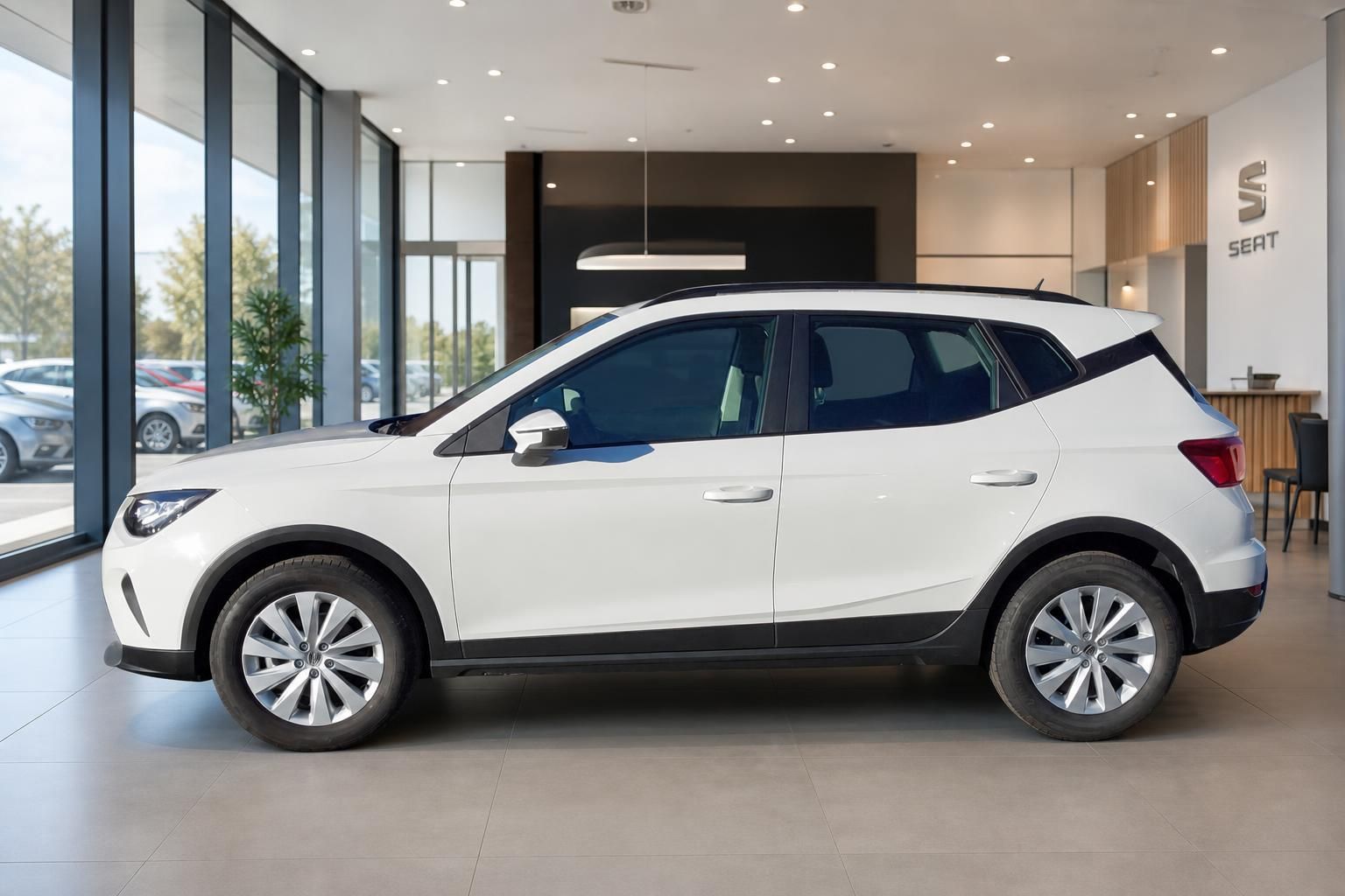 SEAT Arona weißer SUV Seitenansicht im Autohaus-Showroom mit Alufelgen