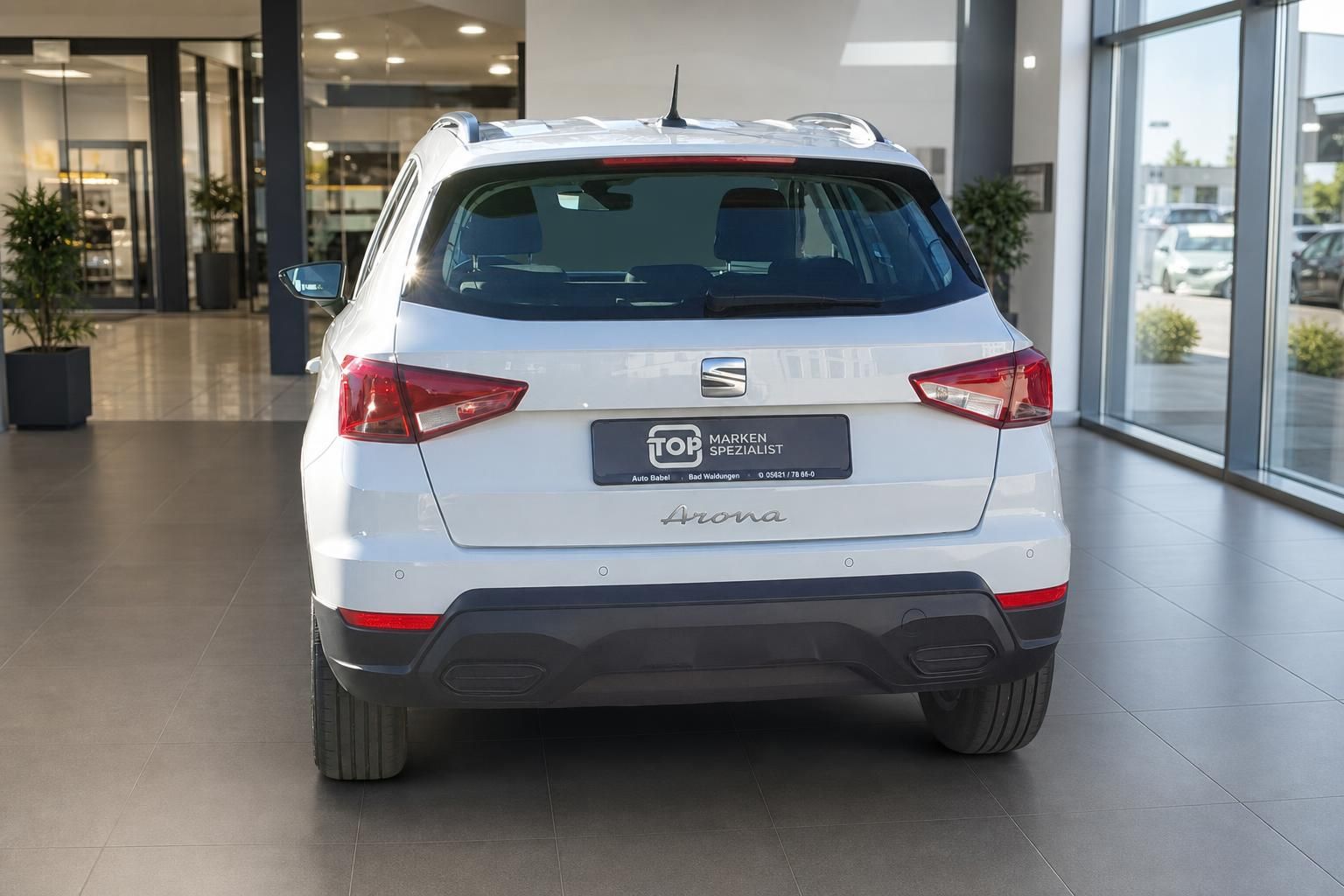 SEAT Arona weiß Heckansicht mit TOP Markenspezialist Kennzeichenhalter im Autohaus