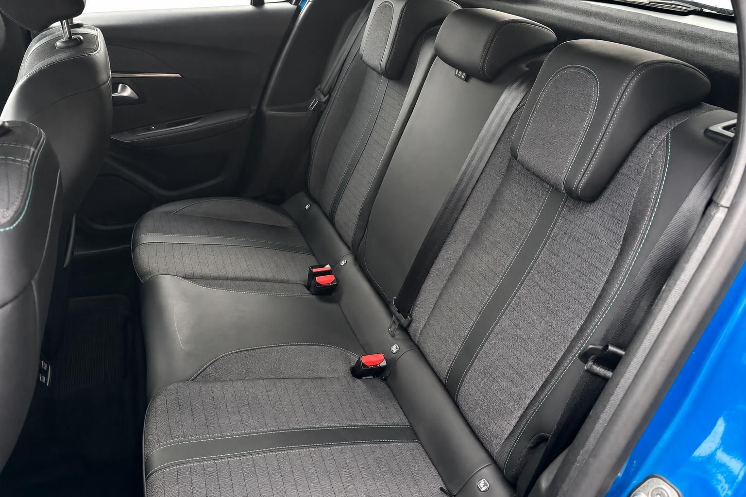 Peugeot e-208 Ruecksitze mit Kopfstuetzen und Sicherheitsgurten